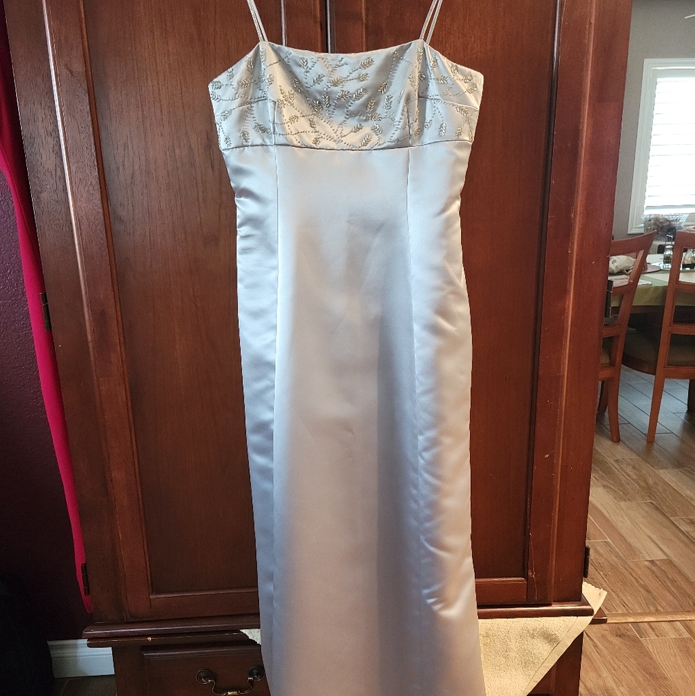 Dona Morgan Size 8 Silver